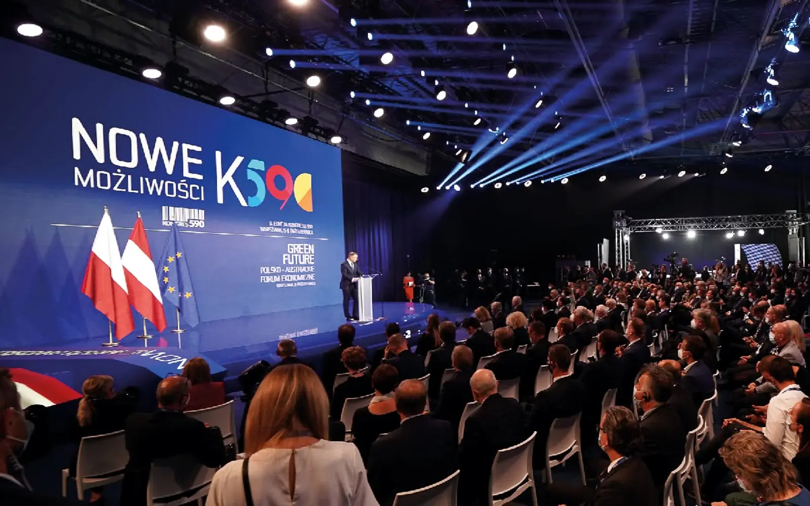 Kongres 590 — scena, mównica i publiczność wydarzenia